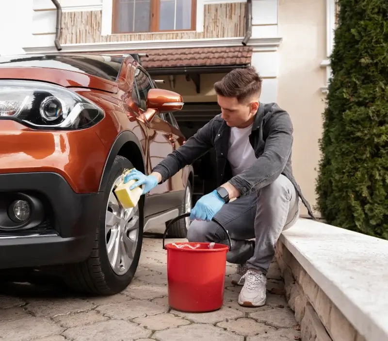 Lavage auto à domicile Longues-sur-Mer : professionnel intervenant sur un véhicule